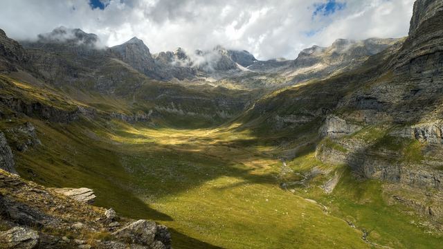 Lago de montaña rodeado de cumbres de granito en los Pirineos franceses, cerca de la frontera con España